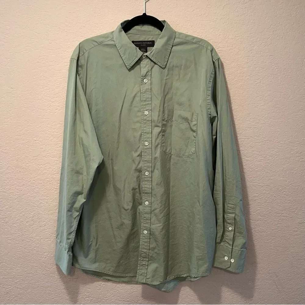 *30off3*NWOT. Banana Republic Button Down Dress Shirt. Relaxed Fit. Size Medium.